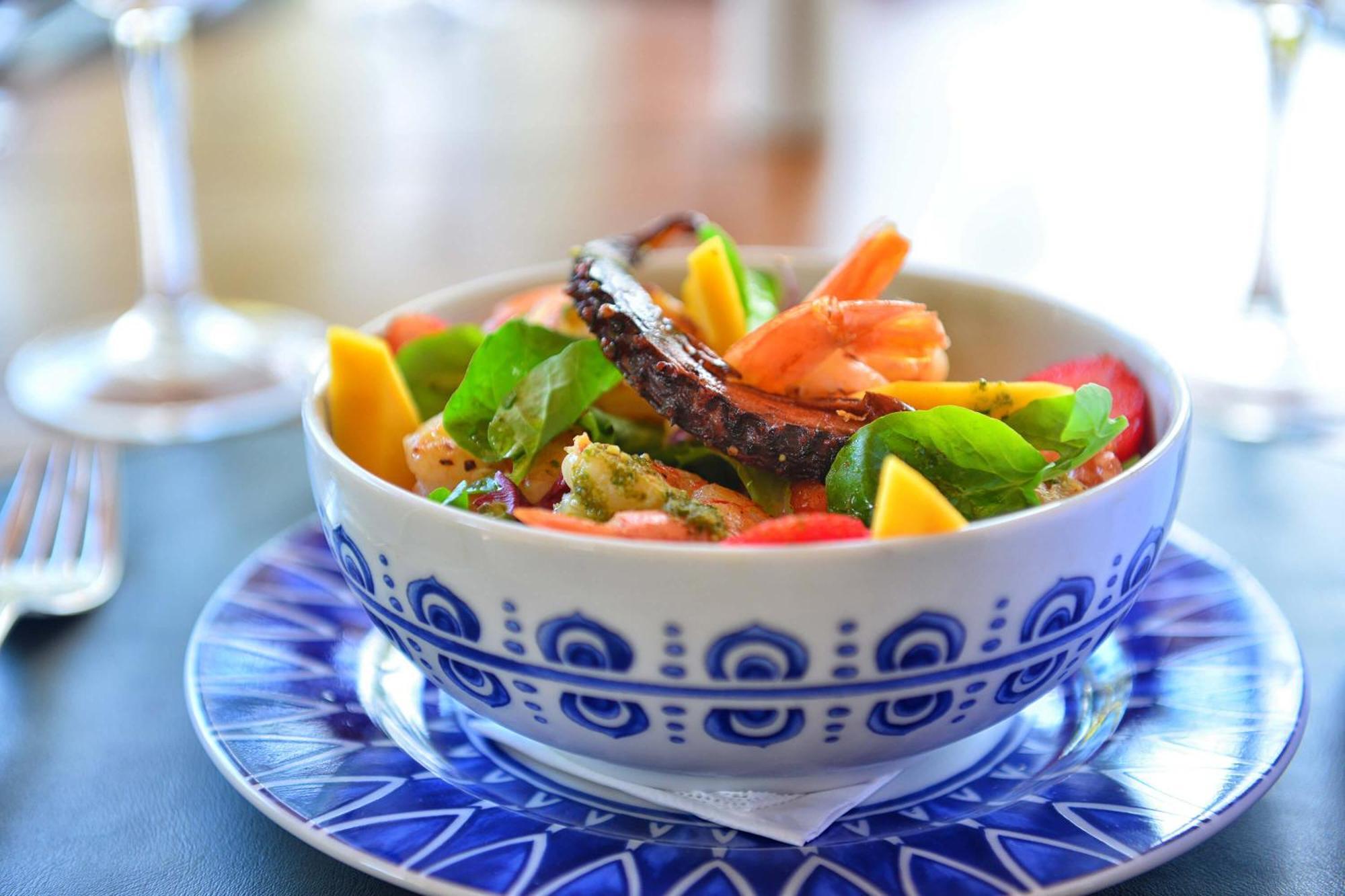 Hotel Deville Prime Salvador Ngoại thất bức ảnh A salad with mango