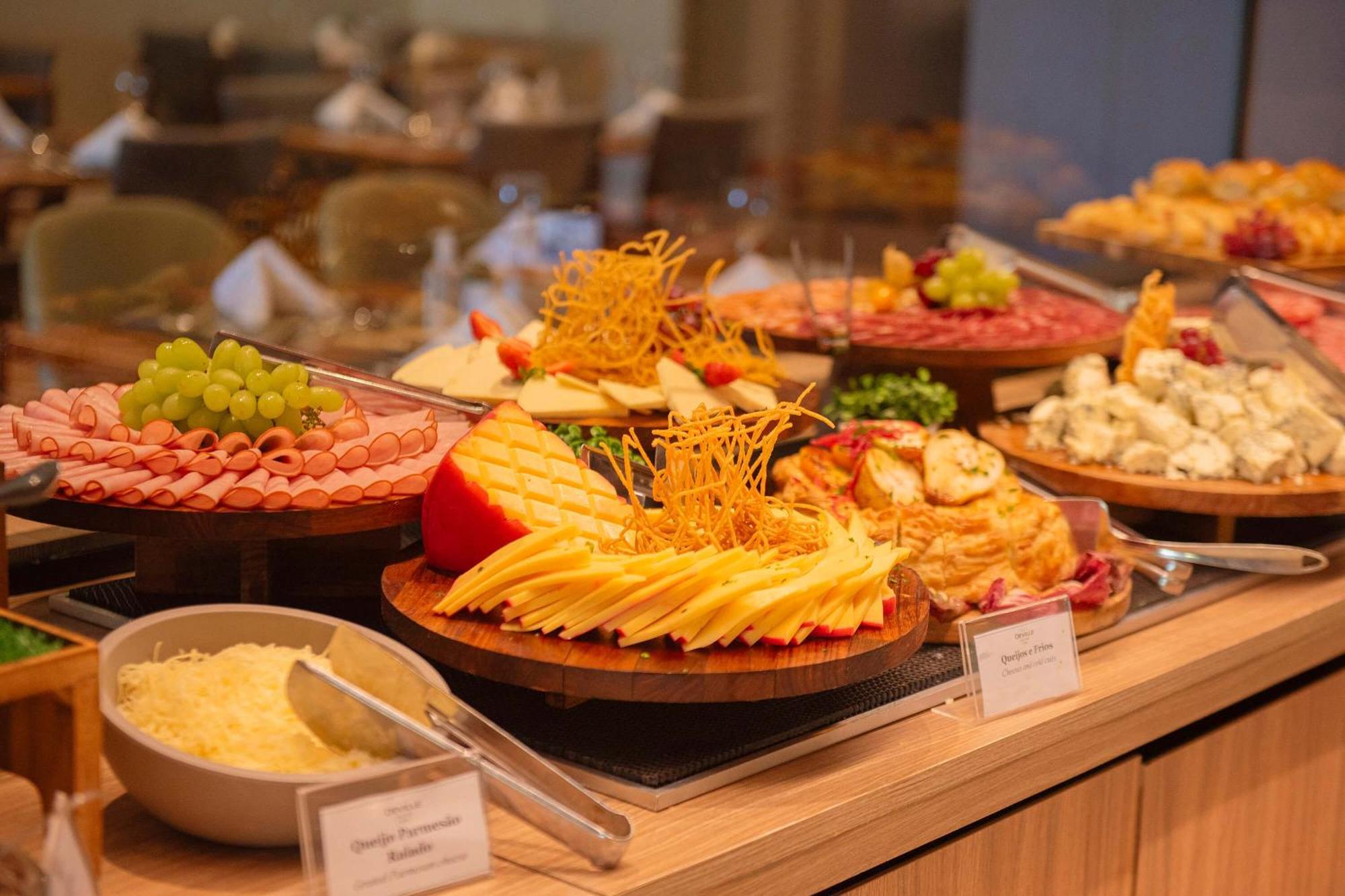 Hotel Deville Prime Salvador Ngoại thất bức ảnh A cheese platter