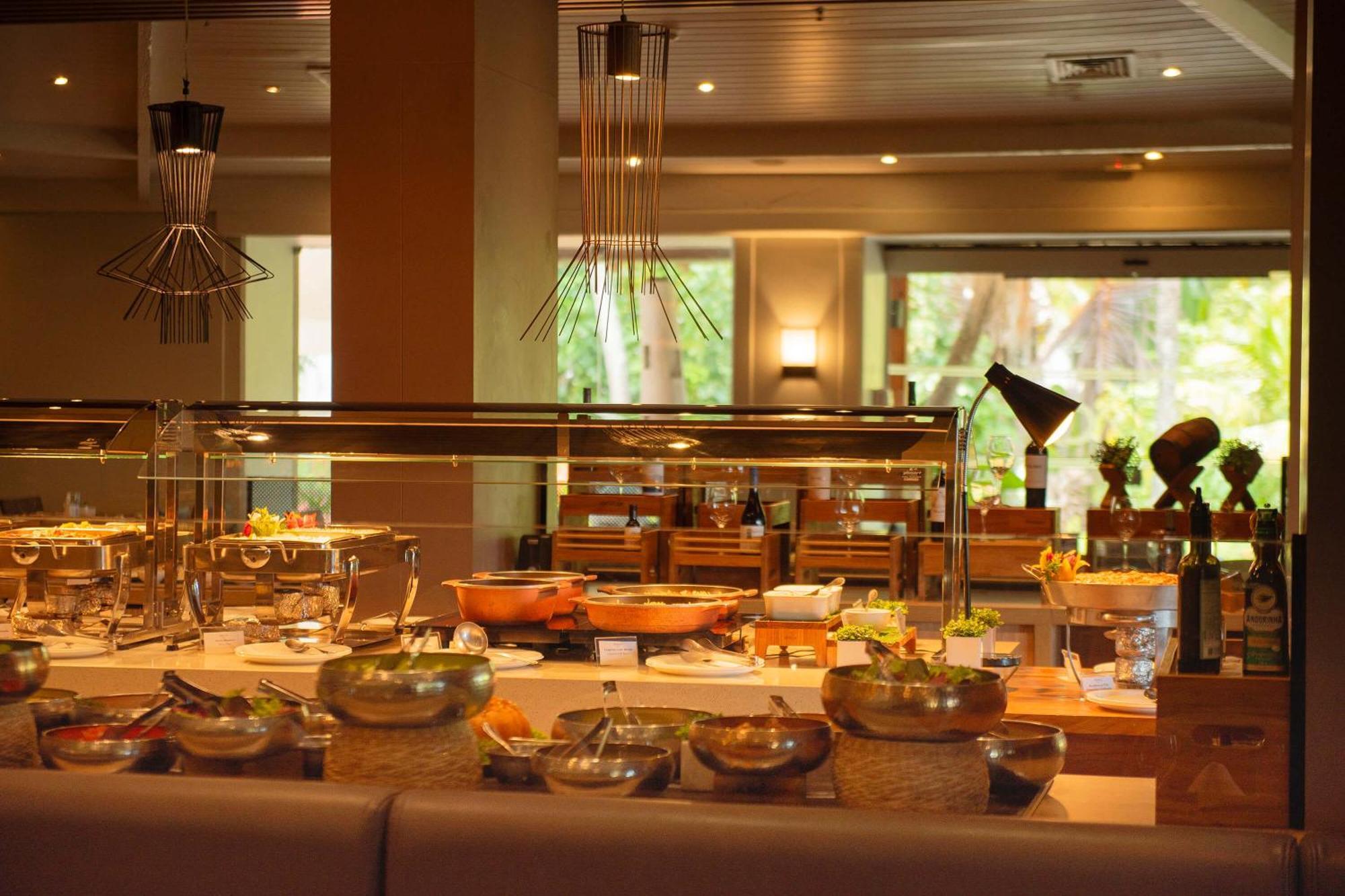 Hotel Deville Prime Salvador Ngoại thất bức ảnh A buffet at a restaurant