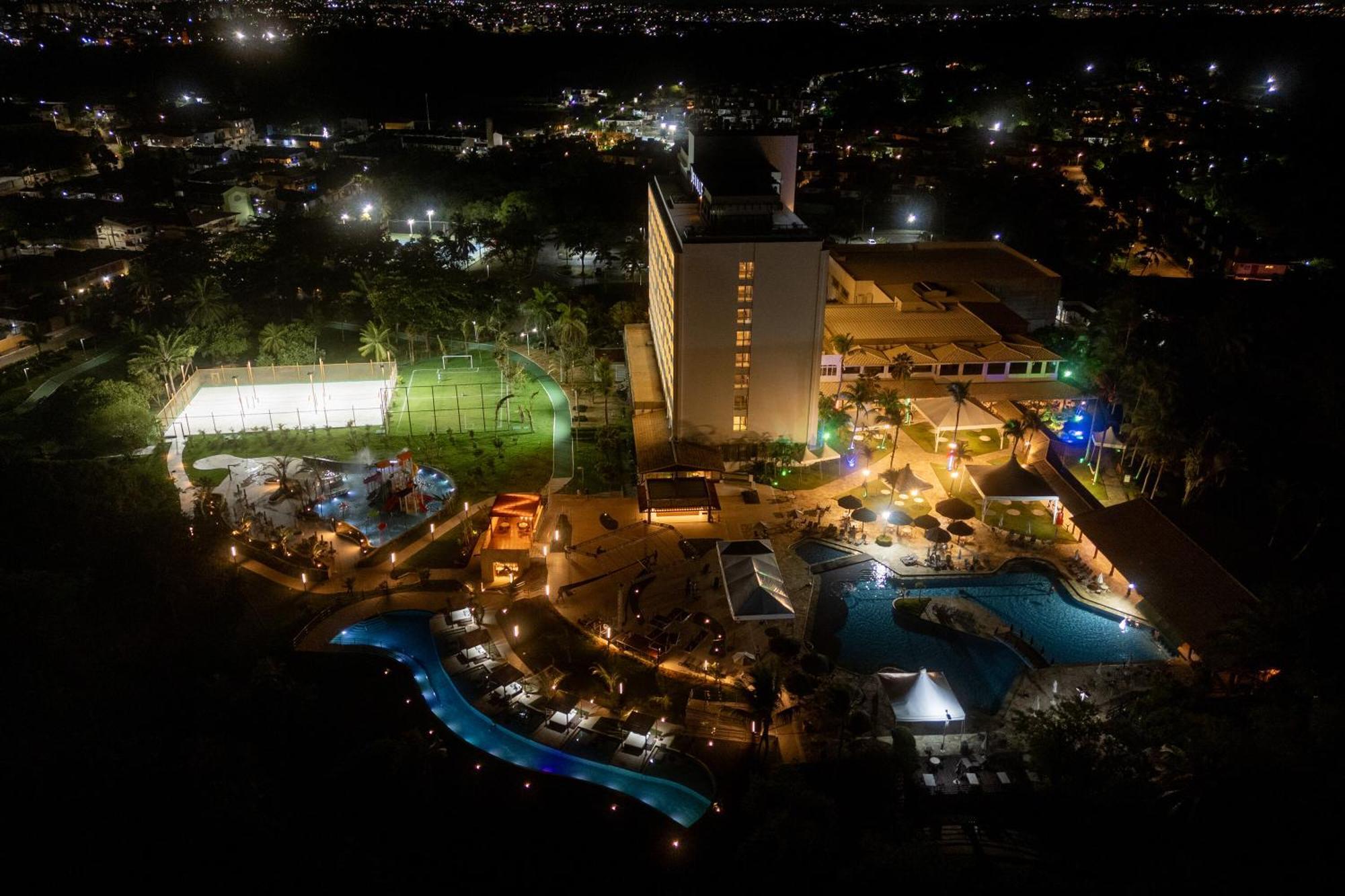 Hotel Deville Prime Salvador Ngoại thất bức ảnh Aerial view of the hotel at night