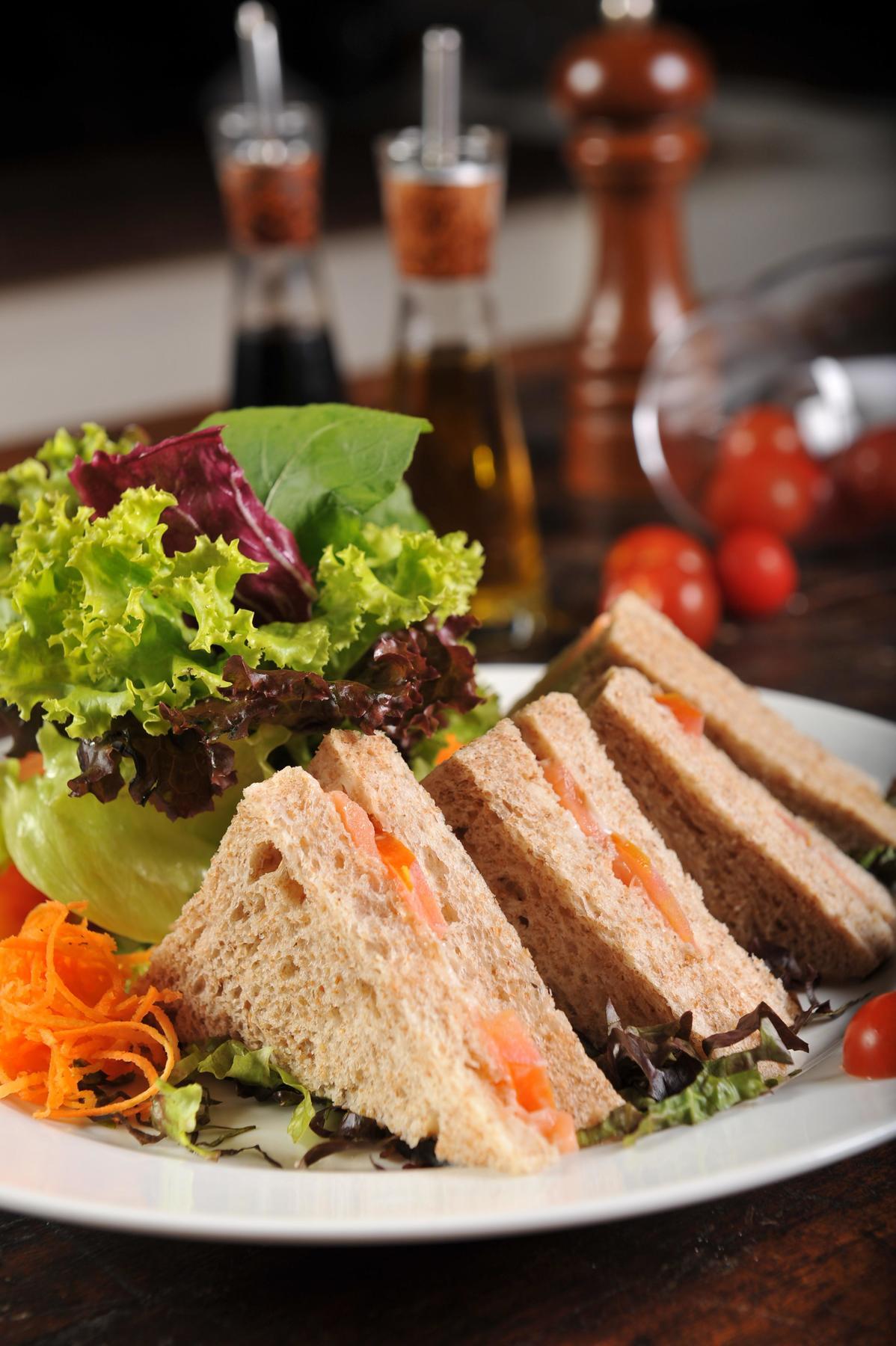 Hotel Deville Prime Salvador Ngoại thất bức ảnh A salad and a sandwich