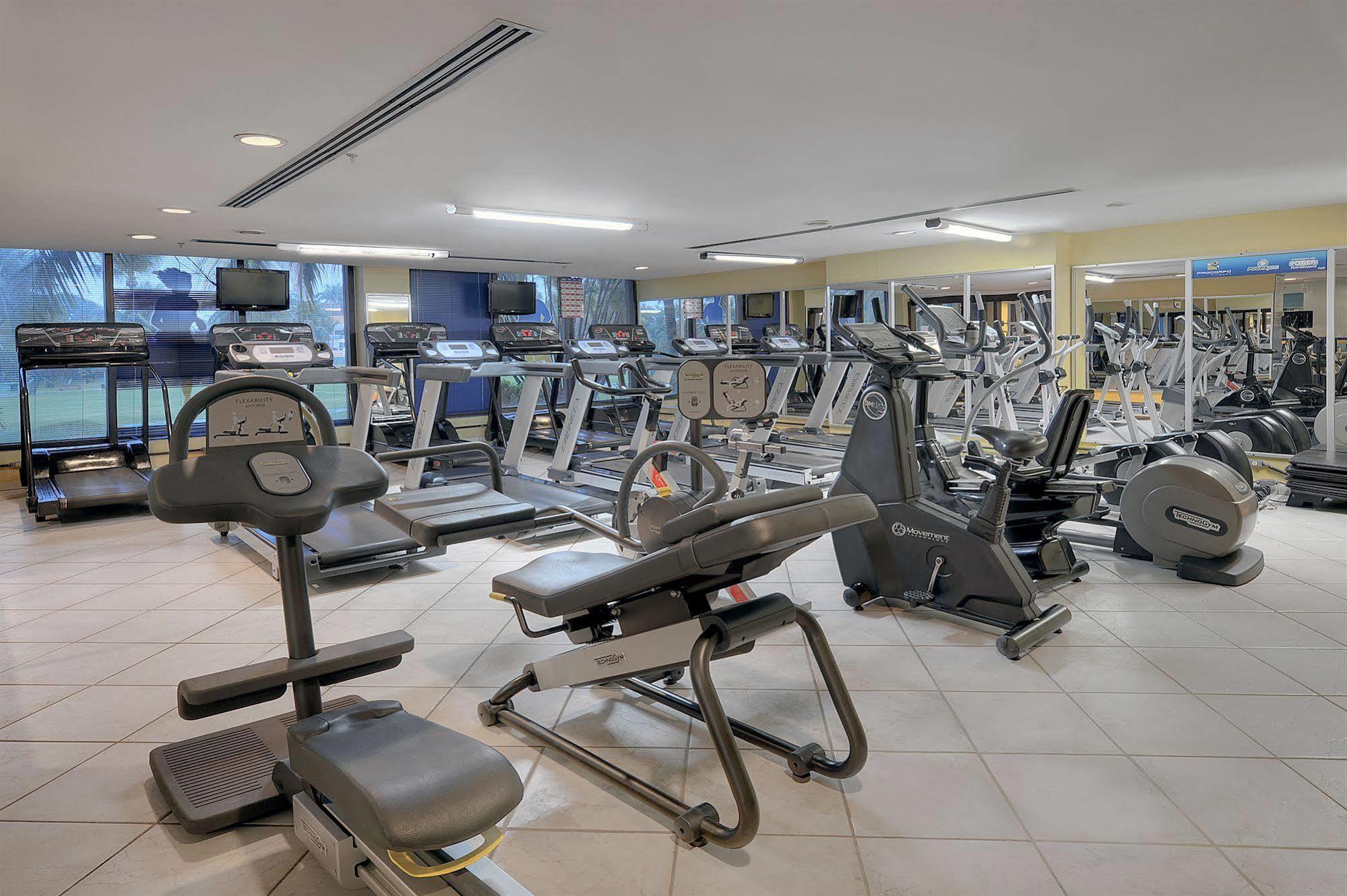 Hotel Deville Prime Salvador Ngoại thất bức ảnh A gym at the hotel